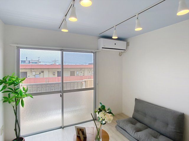 フローリッシュ神田Iの居間・リビング