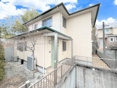【外観】 | ◇寺山町中古戸建◇ | ◆堂々たる趣ながら、主張し過ぎずどこか余裕を感じさせるシャープなフォルムで佇む邸宅は、晴天の空と照らし合わせる事で、本来あるべき完成形の姿を見せてくれます。