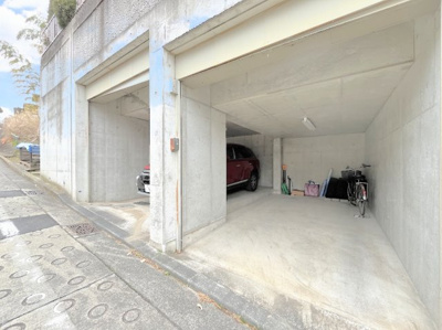 【駐車場】 | ◇寺山町中古戸建◇ | 車2台が停められて雨の日でも安心な車庫です！車のお手入れがお好きな方の憩いのスペースにもなりますね♪