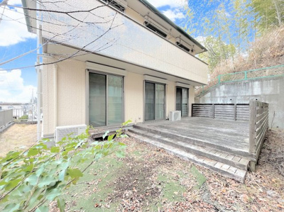 【外観】 | ◇寺山町中古戸建◇ | ◆爽やかな青空の下に贅沢なほどに降り注ぐ陽光、豊かな居住性と、クオリティが見事に調和した住空間は、住まうことの喜びを感じさせてくれます。ゆとりある広い敷地で開放的なお住まいです。