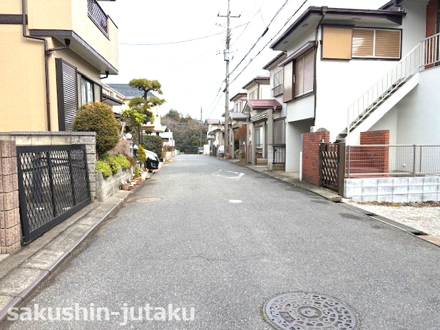 大和田新田　中古戸建の前面道路含む現地写真|北西側5.7m私道