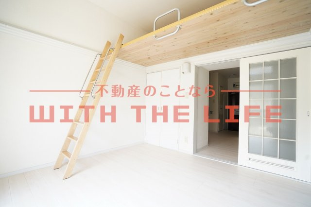 カーサ京町【10,000円キャッシュバック対象物件】の居間・リビング|こちらの居間で趣味の時間をお楽しみください