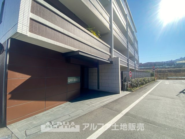 クオス八王子明神町の外観|スタイリッシュなデザインが魅力の外観。陽当たりの良い立地で、周辺環境も整っています。洗練された佇まいが、都市と自然のバランスを感じさせる快適な住空間です。