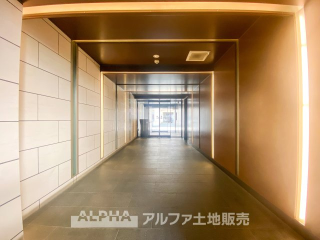 クオス八王子明神町のエントランス|明るく開放的なエントランスホール。落ち着いた照明とシックなデザインが、住まう人を温かく迎えます。防犯設備も充実し、居住者の安全を確保。安心して暮らせる快適な空間が広がります。