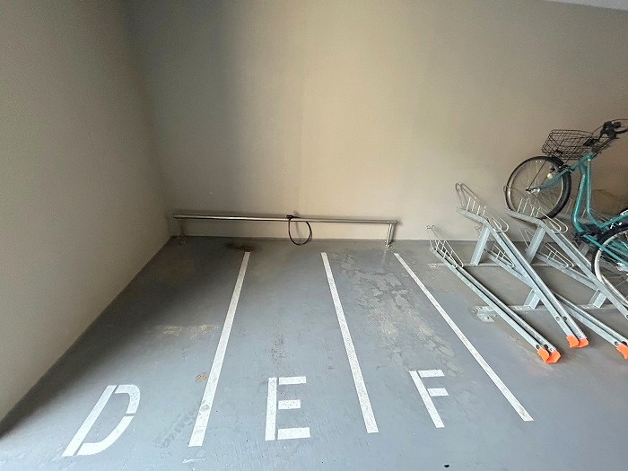 プレサンスOSAKA西中島リエゾンの駐車場