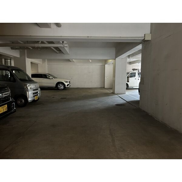 栄サンライズの駐車場