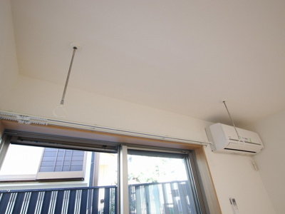 室内物干がついているため、雨の日でも洗濯物を干すことが出来ます。