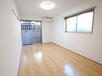 12帖の洋室があります。角部屋のため窓があり、光が入りやすいです。