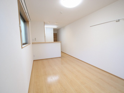 12帖の洋室があります。角部屋のため窓があり、光が入りやすいです。