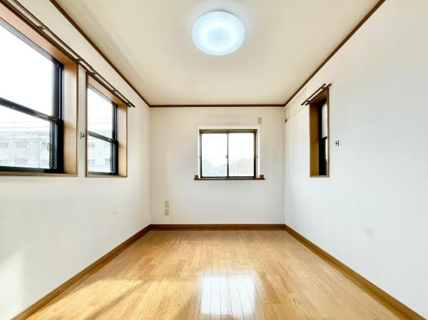 横浜市栄区中野町の中古一戸建の洋室|リビングに隣接させた洋室です。
扉を開けると広々とした空間に生まれ変わります！