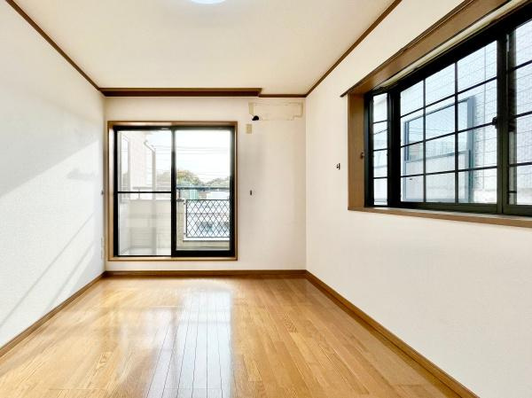 横浜市栄区中野町の中古一戸建の洋室|窓からの光が嬉しい洋室です。
各居室収納もあり、荷物が多い方にも安心です♪