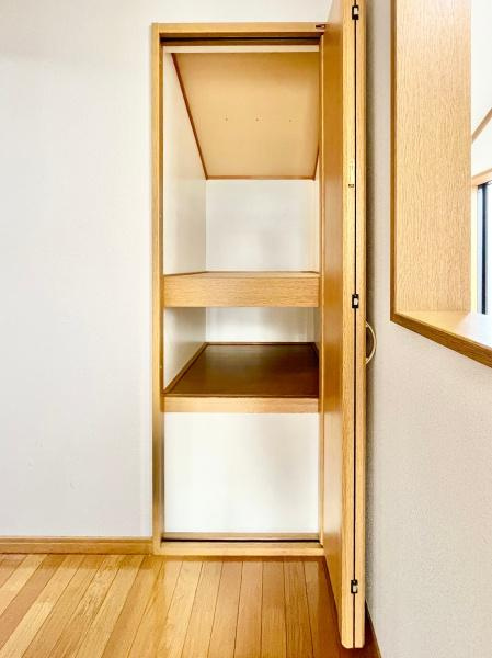 横浜市栄区中野町の中古一戸建の収納|各室収納付きです
これだけ収納があると助かりますね！