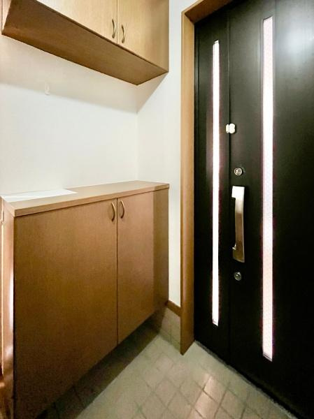 横浜市栄区中野町の中古一戸建の玄関|広々とした玄関スペース！
収納豊富でスッキリと広く使うことができます。