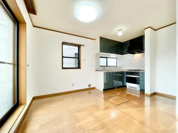 横浜市栄区中野町の中古一戸建の居間・リビング|家族が自然と集まるリビングは
落ち着きのある空間です♪