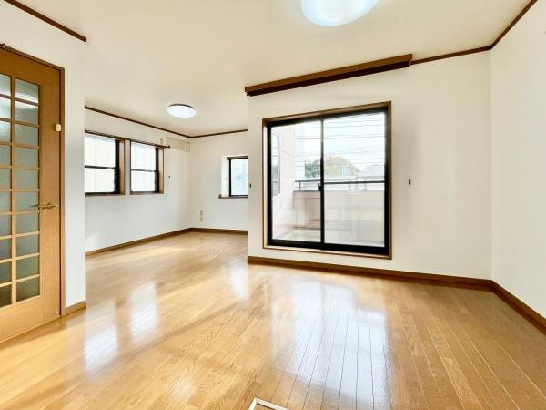 横浜市栄区中野町の中古一戸建の居間・リビング|窓からは明るい光が差し込みます！
電気をつけなくても明るいです。
