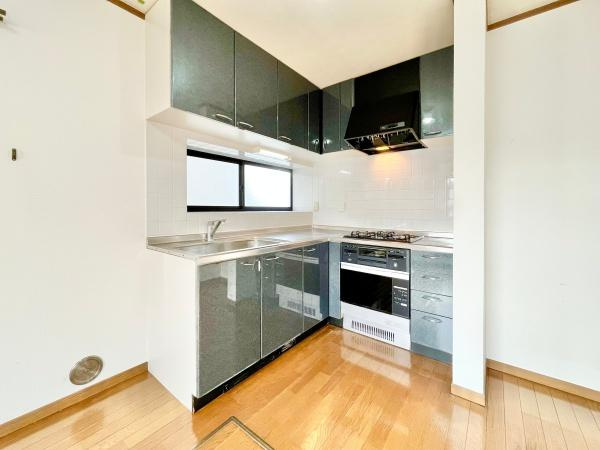 横浜市栄区中野町の中古一戸建のキッチン|広々としたキッチンは、
落ち着いて料理が出来ます！