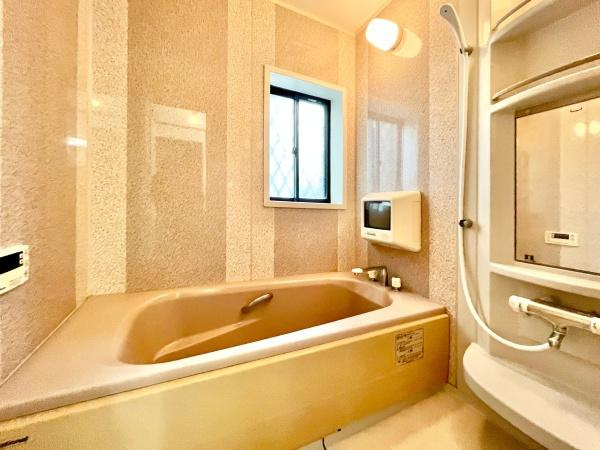 横浜市栄区中野町の中古一戸建の浴室|広々としたバスルームで一日の疲れをいやして下さい！
もちろん、浴室乾燥機付きです！