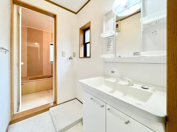 横浜市栄区中野町の中古一戸建の独立洗面台|広々としたランドリースペース