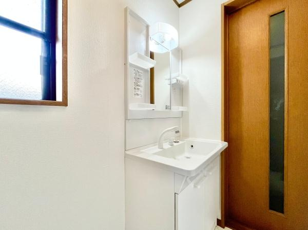 横浜市栄区中野町の中古一戸建の独立洗面台|こちらの洗面所には豊富な収納！
気遣いのある設計♪