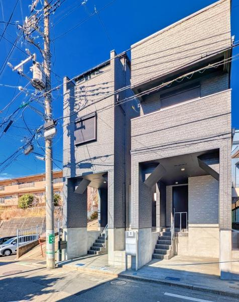 横浜市保土ケ谷区霞台の新築一戸建の前面道路含む現地写真|周辺は落ち着いた街並みになります。
子育てにはぴったりの住環境♪