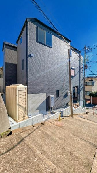 横浜市保土ケ谷区霞台の新築一戸建の前面道路含む現地写真|二面道路になります。
陽当たり通風良好です♪