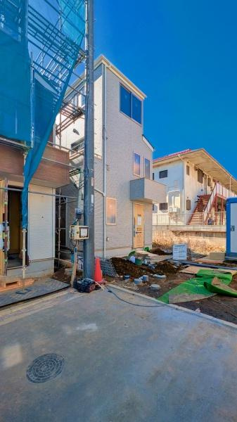 横浜市港北区鳥山町の新築一戸建の前面道路含む現地写真|周辺は落ち着いた街並みになります。
子育てにはぴったりの住環境♪