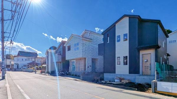 横浜市泉区岡津町の新築一戸建の前面道路含む現地写真|前面道路が広いので、安心して駐車可能です！