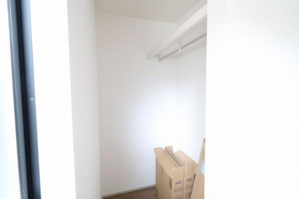 宮崎市村角３ーB　戸建の収納|【WIC】
衣類など、豊富な収納で室内をすっきりさせるウォークインクローゼット！（同仕様写真）