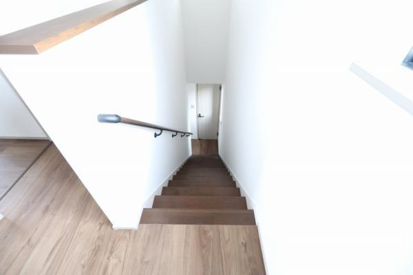 宮崎市村角３ーB　新築戸建の内装|【階段】
手すり付きなので、お子様やご年配の方にも安心です！（同仕様写真）