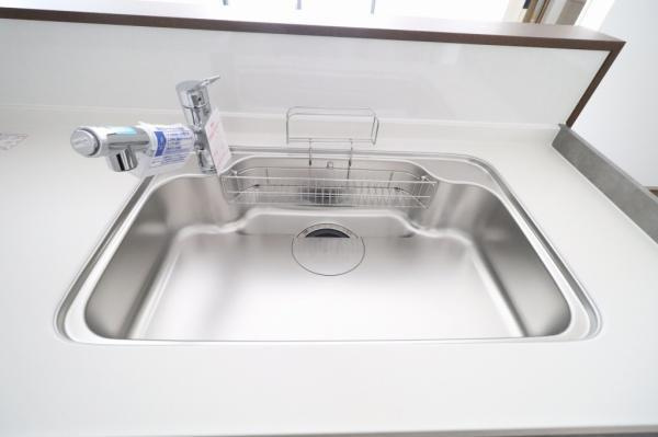 宮崎市村角３ーB　新築戸建のキッチン|【キッチン】
水ハネ音を抑えた静音仕様のシンクを採用！浄水器付きです（同仕様写真）
