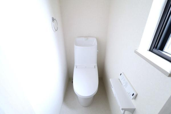 宮崎市村角３ーA　戸建のトイレ|【トイレ】
各階にトイレが付いているので、忙しい朝の時間帯にも安心！（同仕様写真）