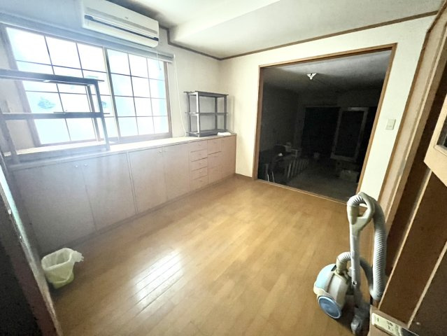 【居間・リビング】 | キッチン横のリビングです。