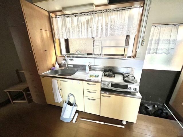 【キッチン】 | 勝手口入ってすぐにキッチンがございます。