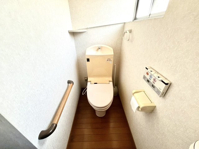 【トイレ】 | トイレにも手すりがついておりますので、ご高齢の方でも安心です。