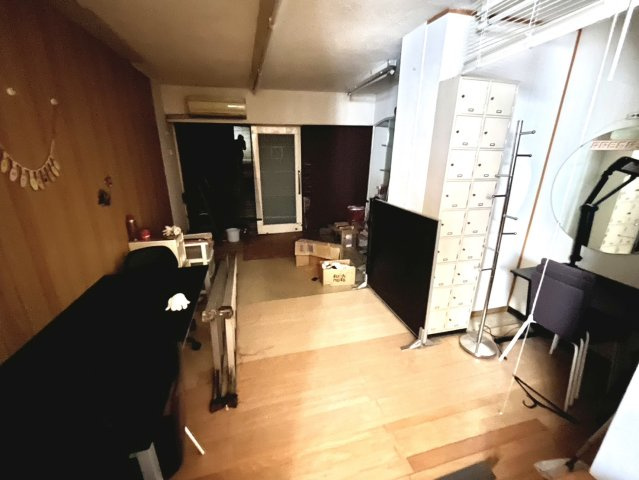 【その他】 | 店舗部分です。
改装でガレージにすることで駐車1台可能です。
そのまま店舗を営業することもおすすめです。