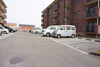 クレセントフジBの駐車場