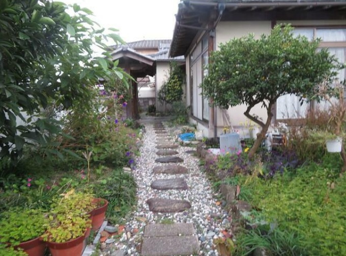 バス停「椿神社前」の庭