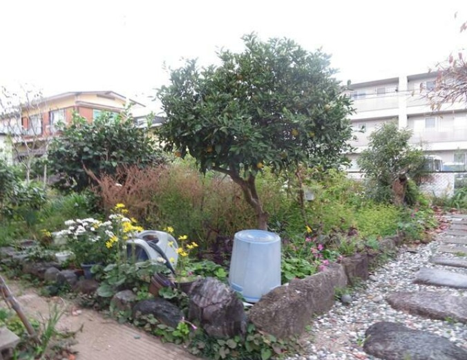 バス停「椿神社前」の庭