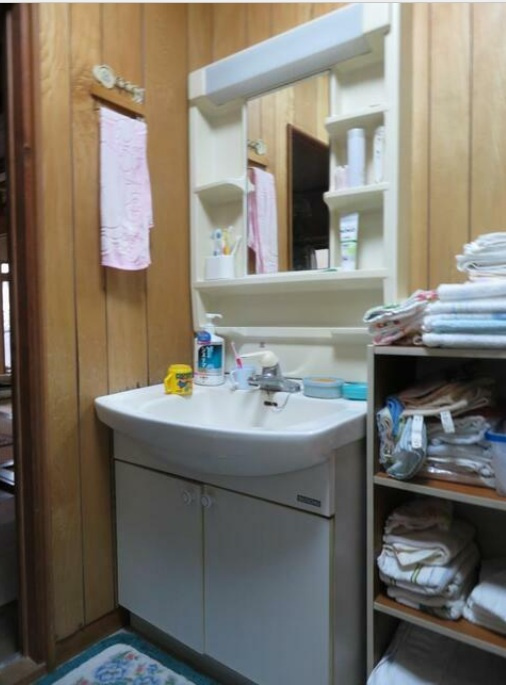 バス停「椿神社前」の独立洗面台