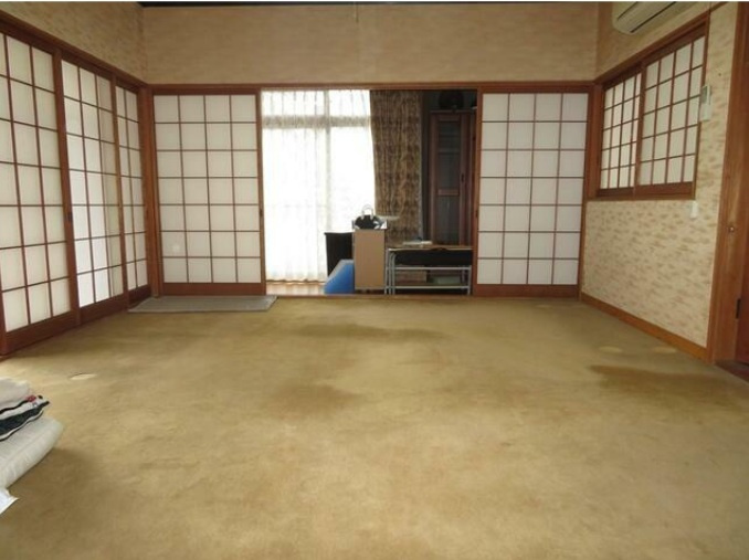 バス停「椿神社前」の内装