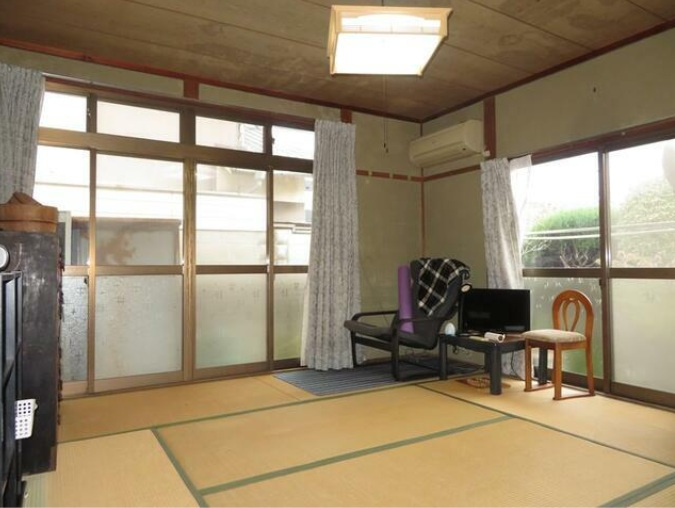 バス停「椿神社前」の内装