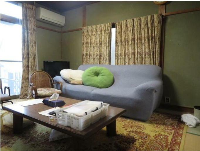 バス停「椿神社前」の内装