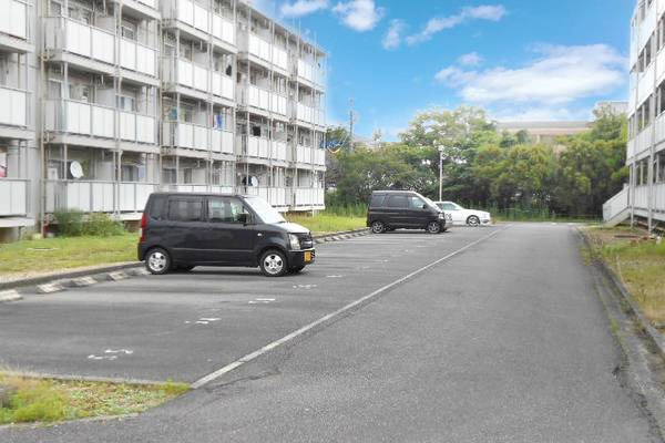 ビレッジハウス長草5号棟の駐車場|駐車場完備です