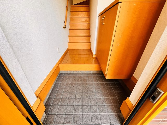 シャトープルミエールB棟の玄関