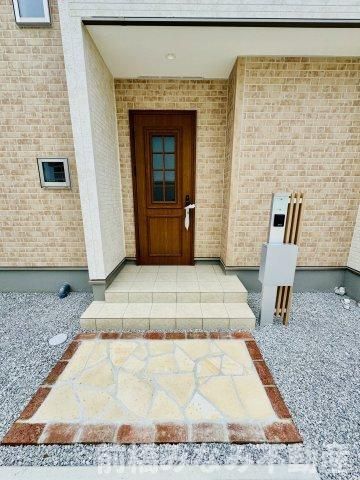 前橋市箱田町2期　２号棟(全３棟)　グラファーレ　新築建売分譲の玄関|ゆったりとした玄関です