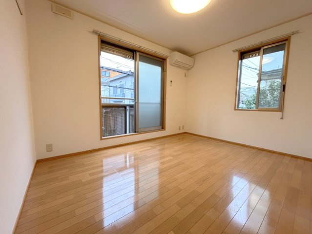 ルミエール祐天寺の居間・リビング|★明るいフローリングの角部屋です★