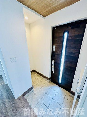 前橋市箱田町2期　３号棟(全３棟)　グラファーレ　新築建売分譲の玄関|収納もある玄関です