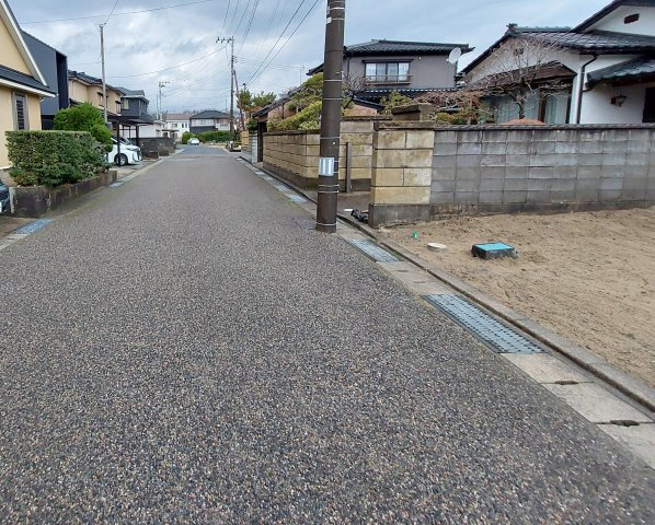 新潟市西区五十嵐中島二丁目　売地の外観|前面道路含む現地写真です。道路幅員5.4mです。
前面道路は新潟市の管理なので、除雪も通ります(^^♪