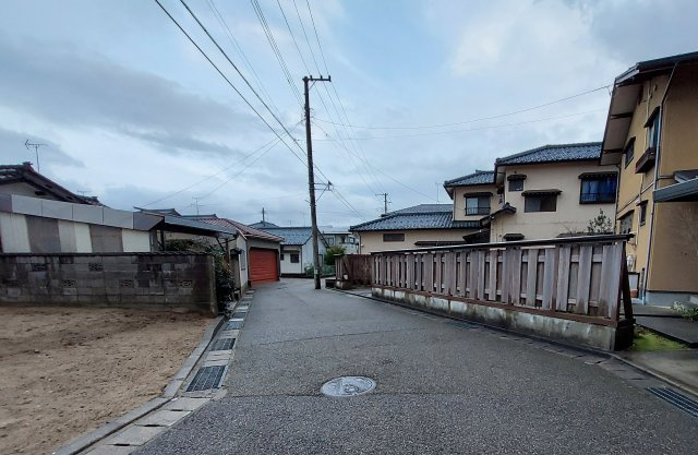 新潟市西区五十嵐中島二丁目　売地の外観|前面道路含む現地写真です。道路幅員5.4mです
