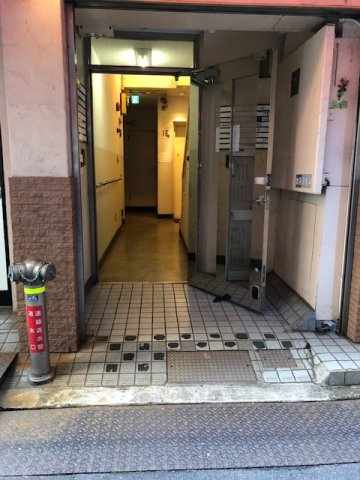 小菅ビルのエントランス